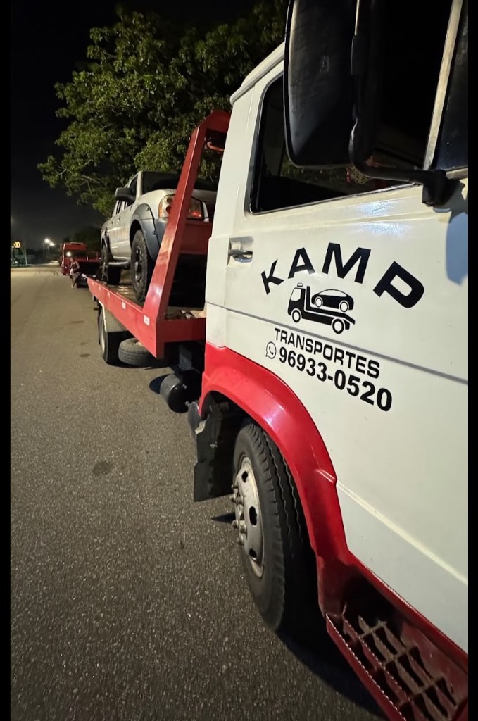 Guincho Kamp cabine branca e plataforma vermelha com SUV