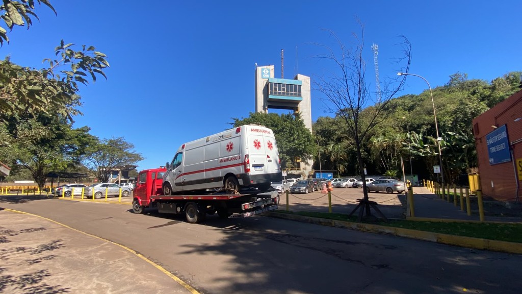 Guincho Kamp transportando ambulância durante o dia