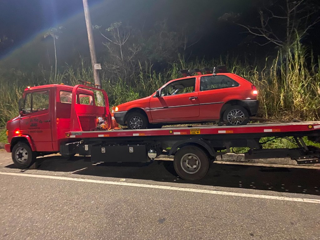 Guincho vermelho Kamp à noite com carro na plataforma