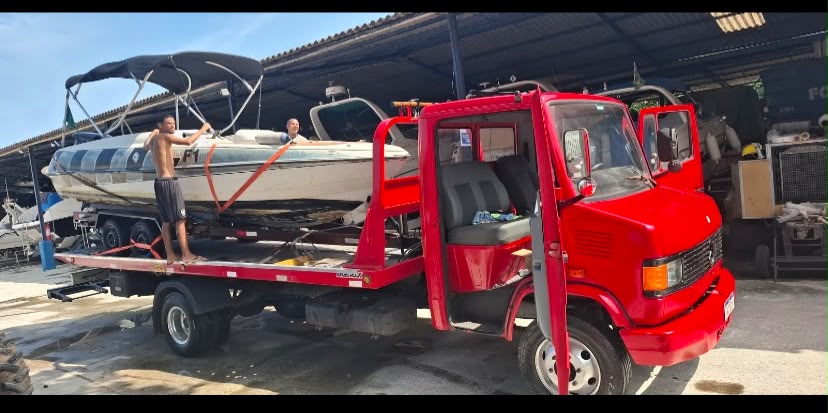 Kamp Transportes transportando lancha — reboque náutico